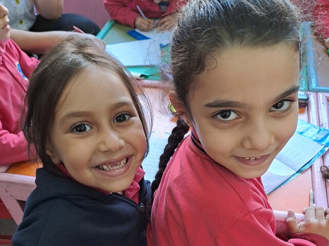 zwei ägyptische Schülerinnen grinsen in die Kamera