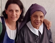 Eine österreichische Freiwillige steht nahe bei Sr Sara aus Ägypten. Beide lachen in die Kamera.