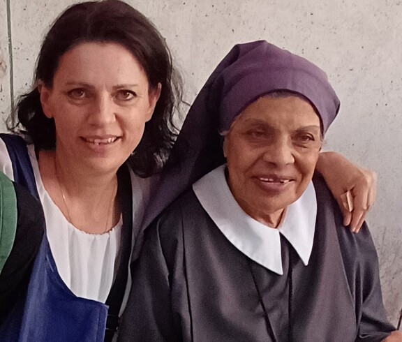 Eine österreichische Freiwillige steht nahe bei Sr Sara aus Ägypten. Beide lachen in die Kamera.