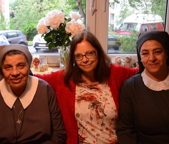Die beiden ägyptische Schwestern Sara und Takhla sitzen neben der Österreicherin Waltraud Liebich.