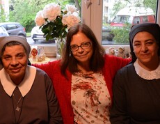 Die beiden ägyptische Schwestern Sara und Takhla sitzen neben der Österreicherin Waltraud Liebich.